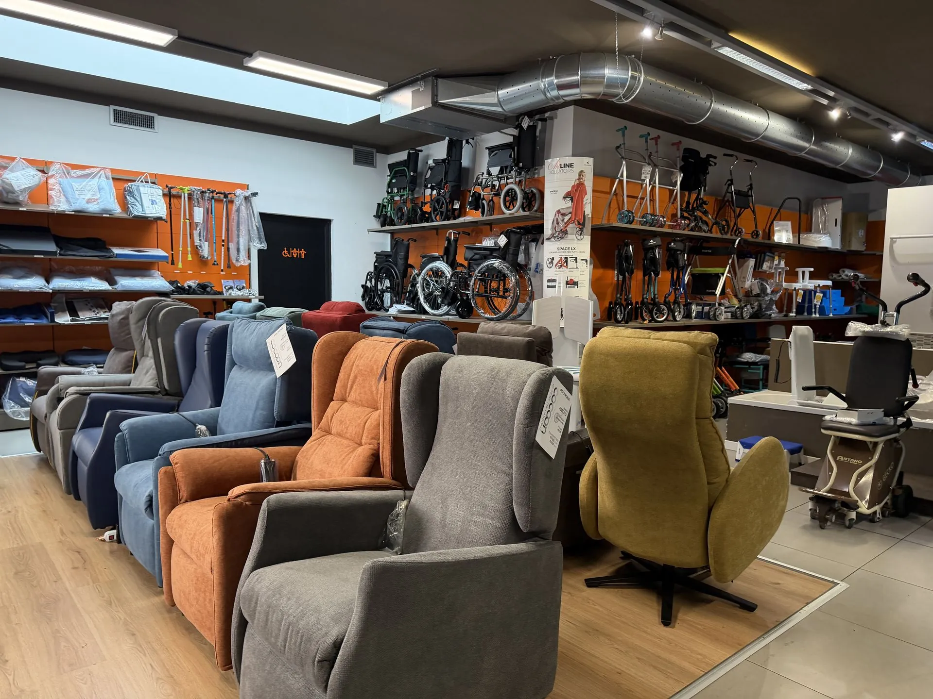 Lift chairs, wheelchairs and rollators in the Cocoon showroom in Varese