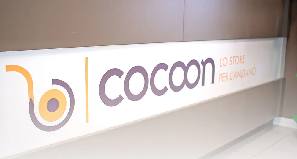 L’insegna Cocoon, lo store per l’anziano, sulla parete del negozio di Varese