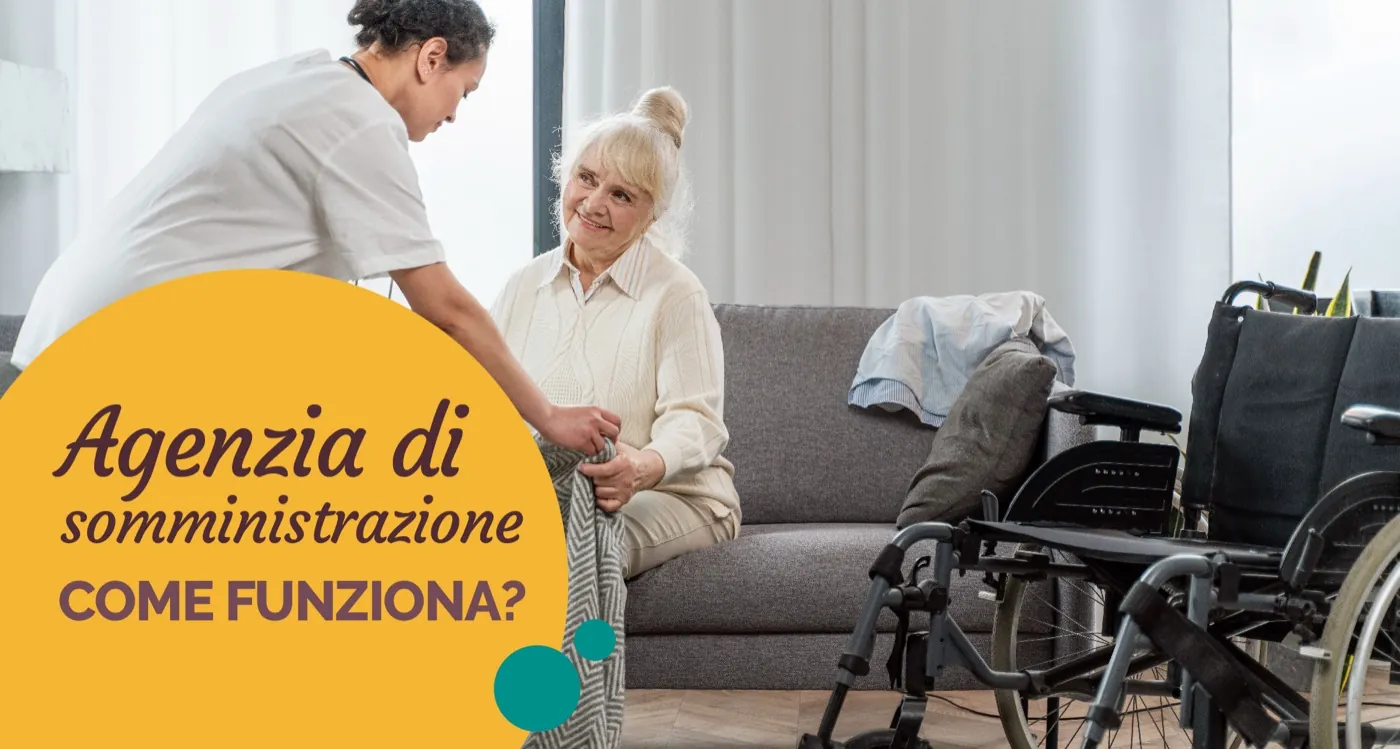 Operatrice aiuta una signora anziana seduta sul divano, con la scritta «Agenzia di somministrazione: come funziona?»