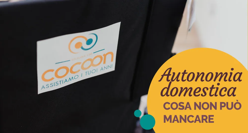 Il logo Cocoon sulla divisa di un operatore, con la scritta «Autonomia domestica: cosa non può mancare»