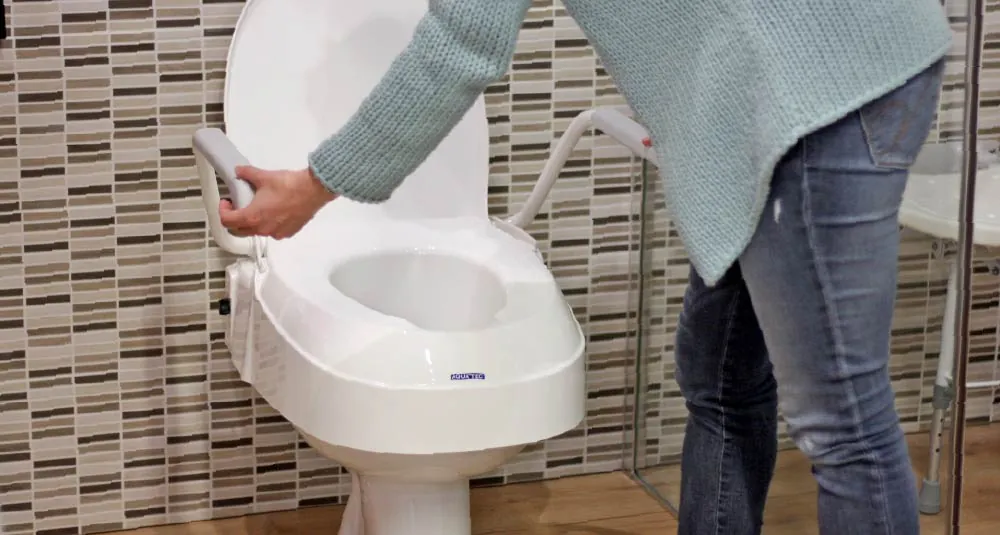 Alzawater con braccioli montato sul water di casa