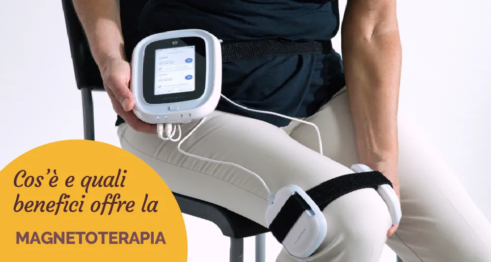 Apparecchio per magnetoterapia con gli applicatori fissati al ginocchio, con la scritta «Cos’è e quali benefici offre la magnetoterapia»