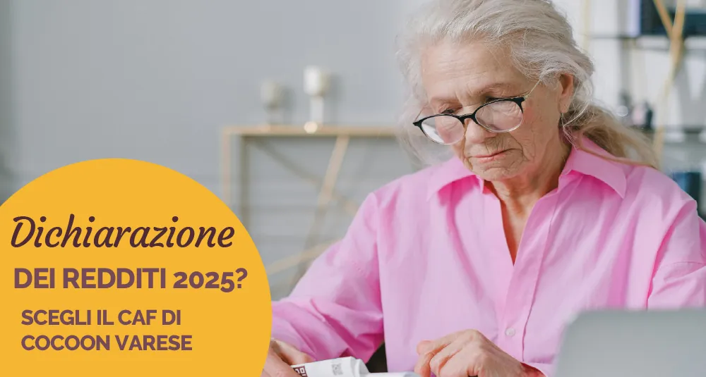 Signora anziana con gli occhiali legge un documento, con la scritta «Dichiarazione dei redditi 2025? Scegli il CAF di Cocoon Varese»