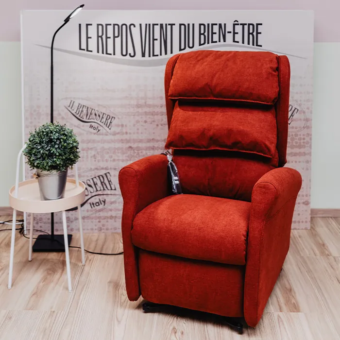 Poltrona alzapersone rossa con doppio cuscino poggiatesta nello showroom Cocoon
