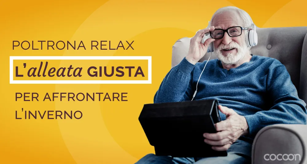 Signore anziano in poltrona con tablet e cuffie, con la scritta «Poltrona relax, l’alleata giusta per affrontare l’inverno»