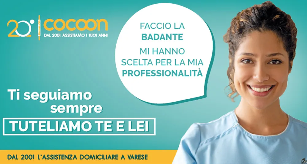 Badante sorridente in divisa, con la scritta «Faccio la badante, mi hanno scelta per la mia professionalità»