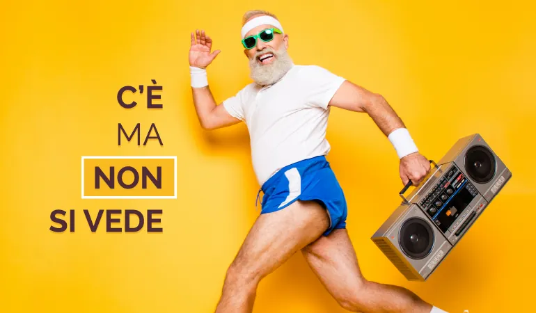 Signore anziano corre allegro con uno stereo in mano, con la scritta «C’è ma non si vede»