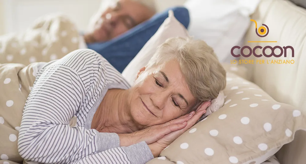 Signora anziana dorme serena nel suo letto