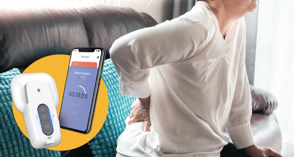 Donna con la mano sulla schiena dolorante accanto a un apparecchio per magnetoterapia e alla sua app sullo smartphone