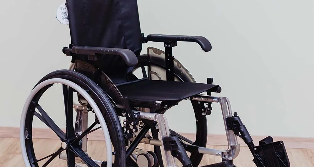 Carrozzina leggera ad autospinta con le ruote posteriori grandi