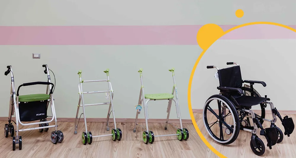 Rollator, deambulatori e una carrozzina in fila, pronti per il noleggio