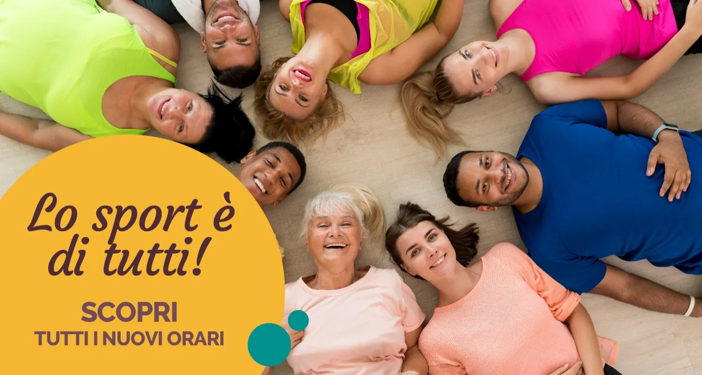 Persone di tutte le età sdraiate in cerchio sorridono verso l’alto, con la scritta «Lo sport è di tutti! Scopri tutti i nuovi orari»