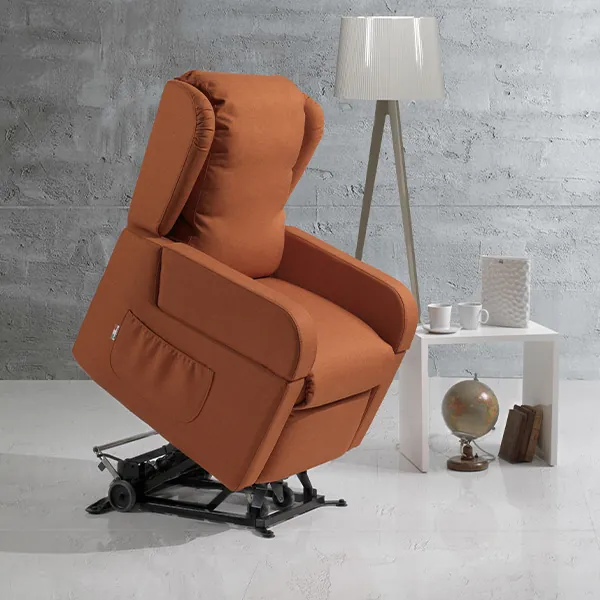 Poltrona relax lift arancione con la seduta sollevata dal meccanismo alzapersona