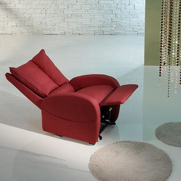 Poltrona relax lift rossa reclinata con il poggiagambe alzato