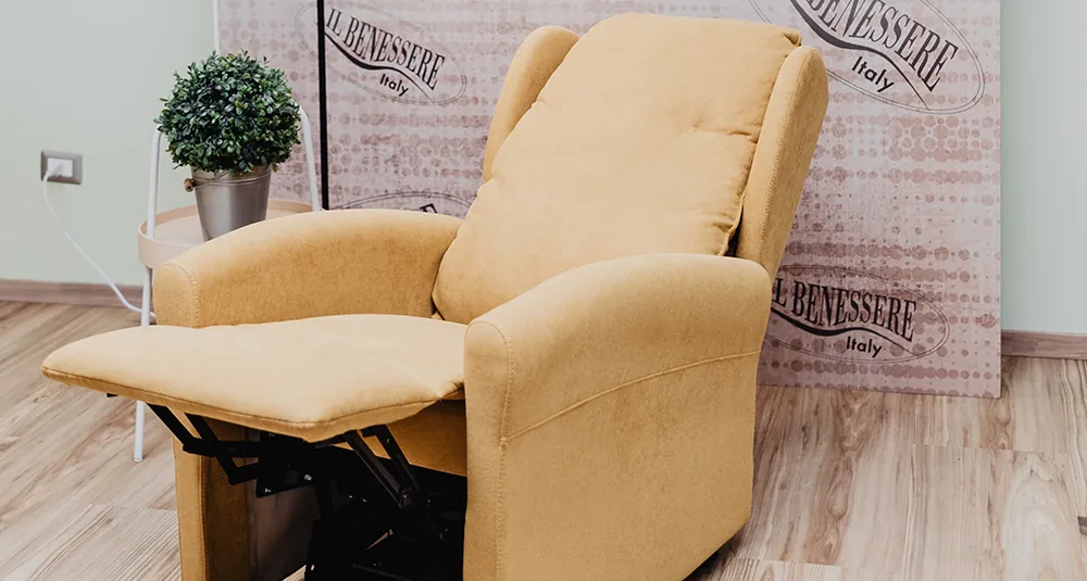 Poltrona relax lift color sabbia reclinata con il poggiagambe aperto, nello showroom Cocoon