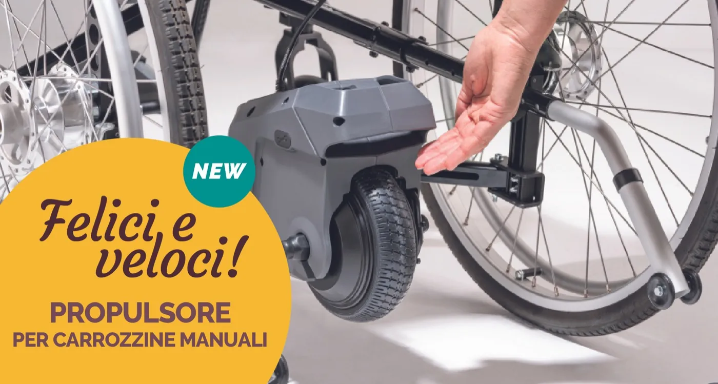 Propulsore elettrico montato sotto una carrozzina manuale, con la scritta «Felici e veloci! Propulsore per carrozzine manuali»