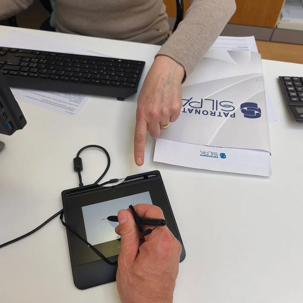 Firma della domanda sul tablet allo sportello del Patronato SILPA