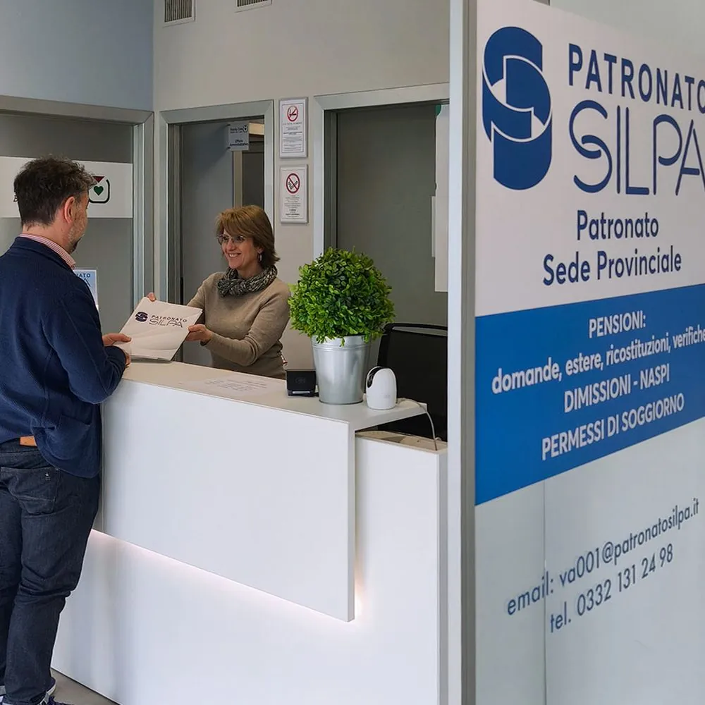 Un cliente al banco di accoglienza del Patronato SILPA