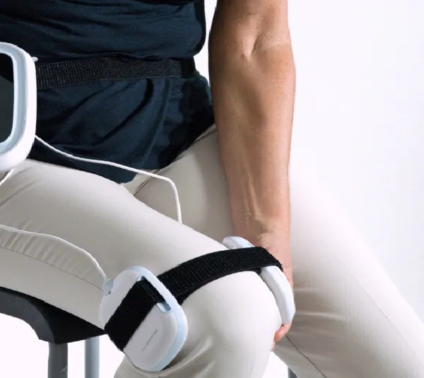 Applicatori della magnetoterapia fissati al ginocchio con una fascia