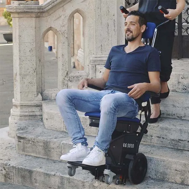 Montascale mobile a ruote in uso su una scalinata