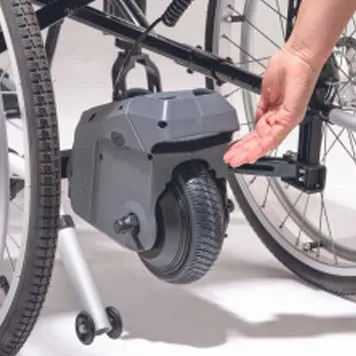 Propulsore di spinta montato su una carrozzina manuale
