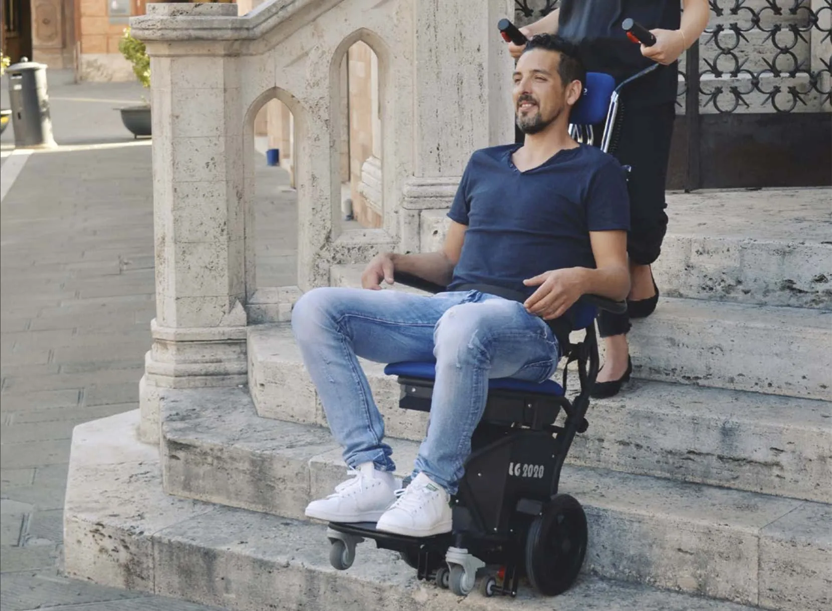 Montascale mobile a cingoli in uso su una scala
