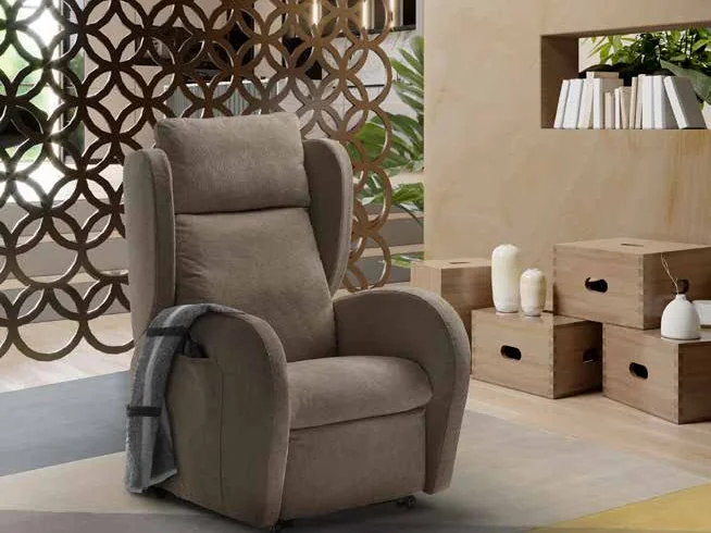 Poltrona relax lift Carla con le ruote alla base