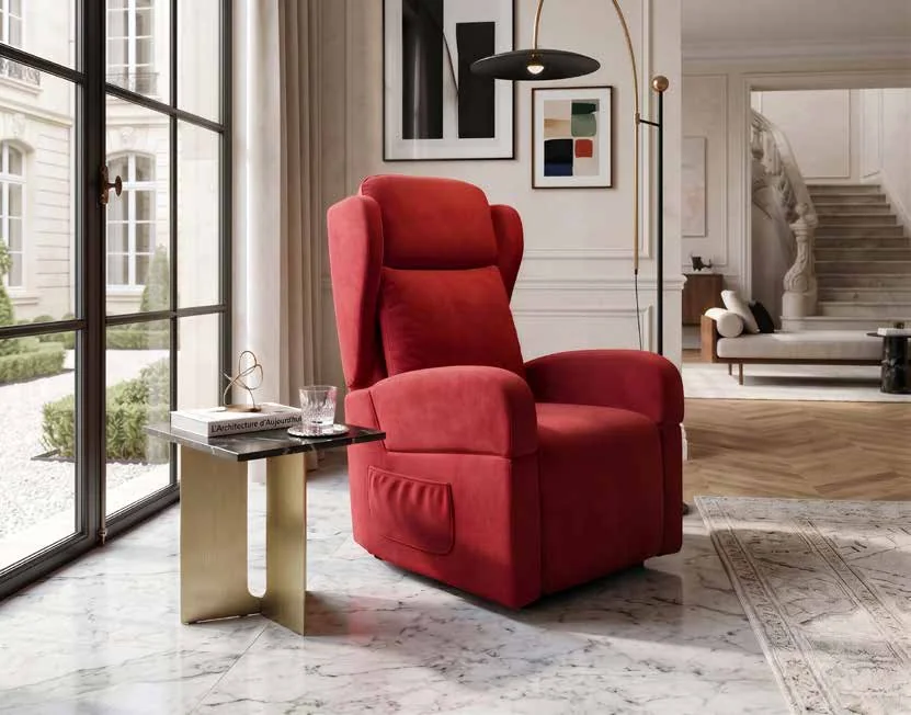 Poltrona relax lift Giulia Super in tessuto rosso in un soggiorno luminoso