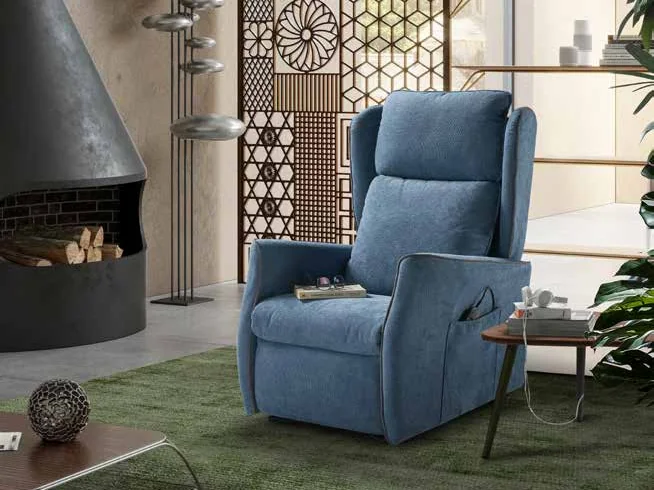 Poltrona relax lift Miriam in tessuto blu in un soggiorno