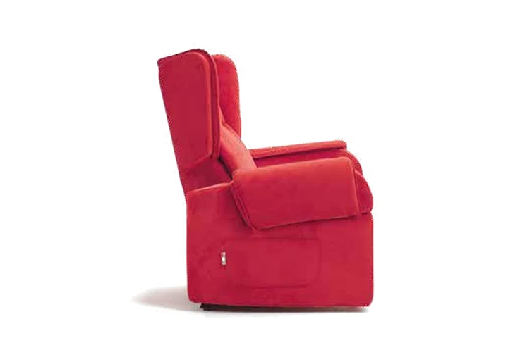 Poltrona relax lift Caterina Plus rossa in posizione seduta, vista di lato