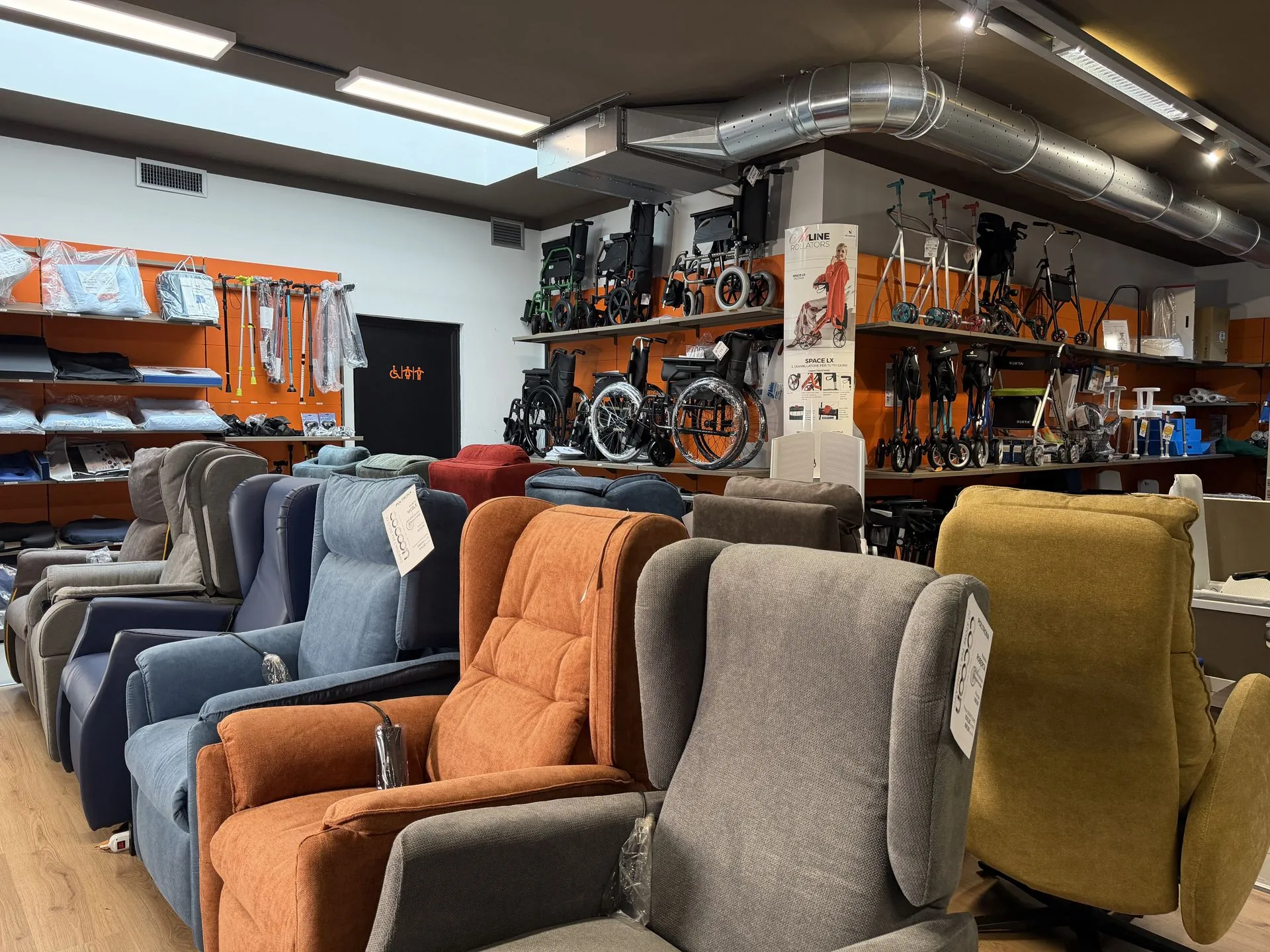 Poltrone relax lift di tanti colori nello showroom Cocoon
